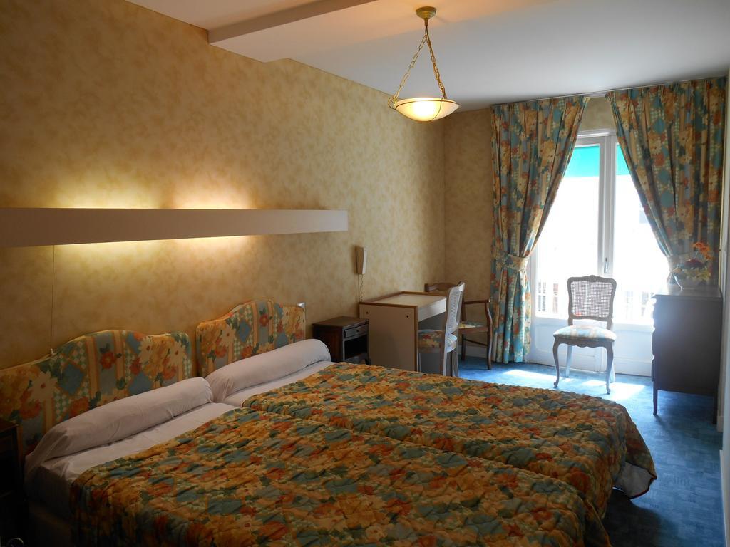 Bed and Breakfast A L'Abri Des Vents Saint-Jean-le-Thomas Zimmer foto